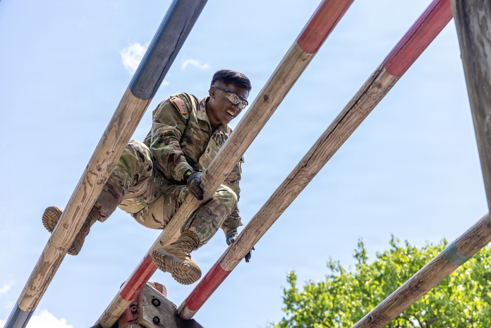 Eighth Army Best Squad Competitors Tackle Obstacles