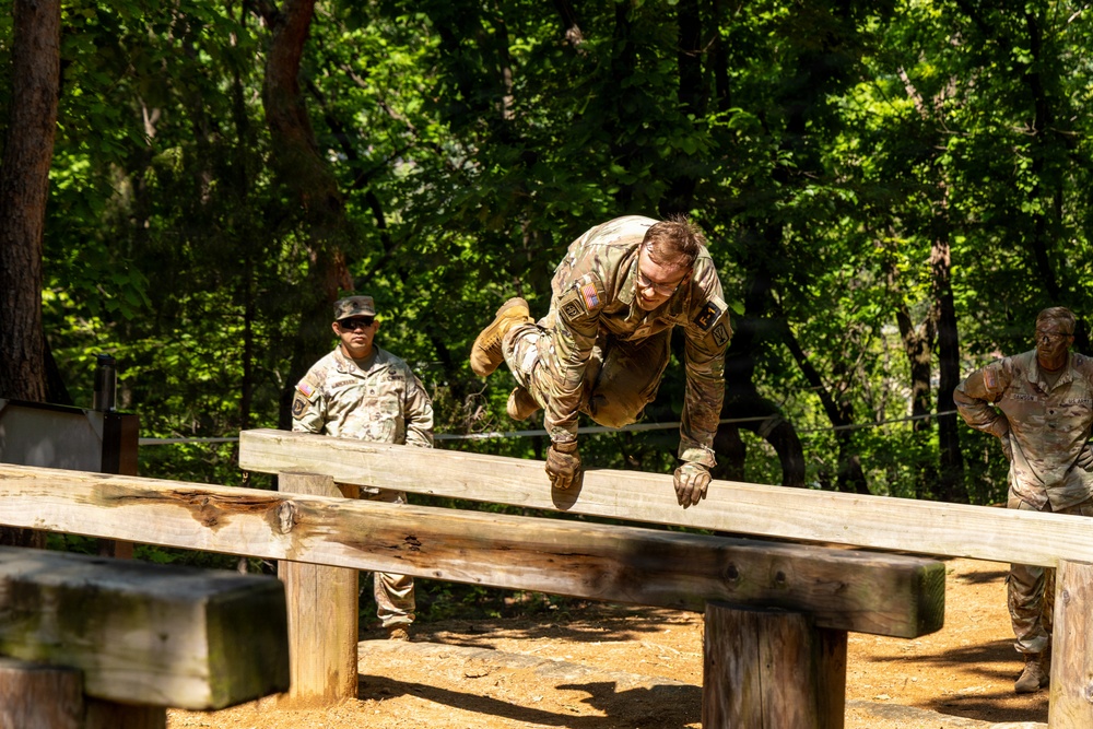 Eighth Army Best Squad Competitors Tackle Obstacles