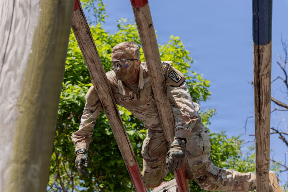 Eighth Army Best Squad Competitors Tackle Obstacles