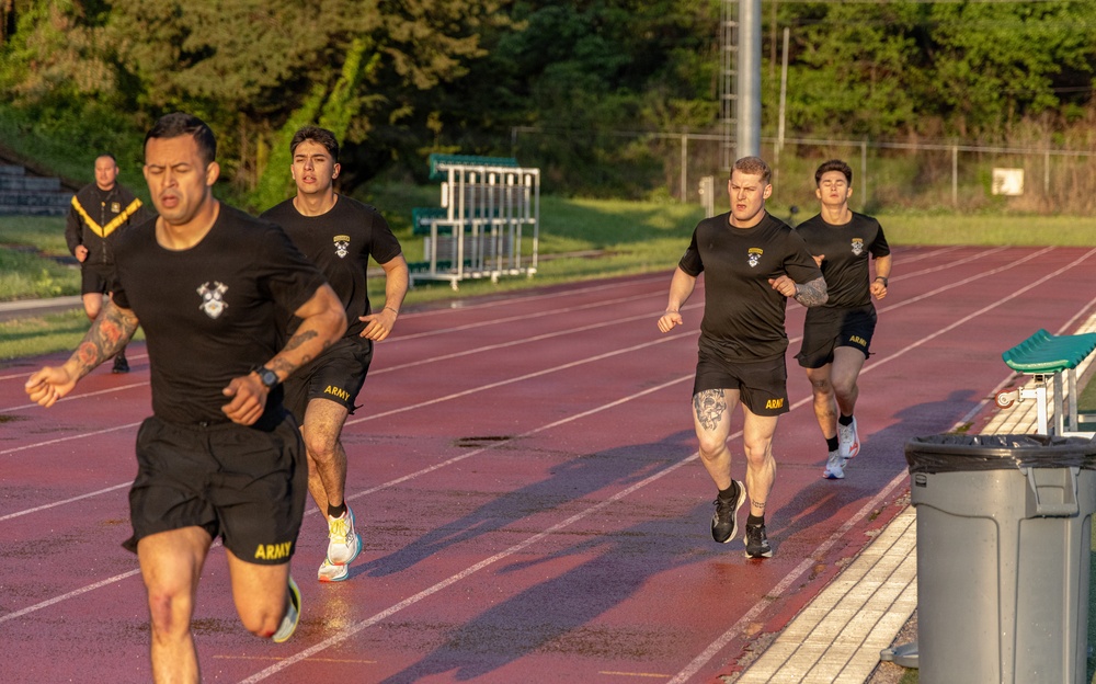 Soldiers Tackle AFT During Best Squad Competition