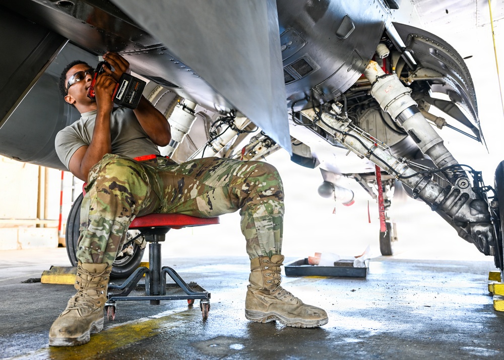 Fixing a F-16 Fighting Falcon
