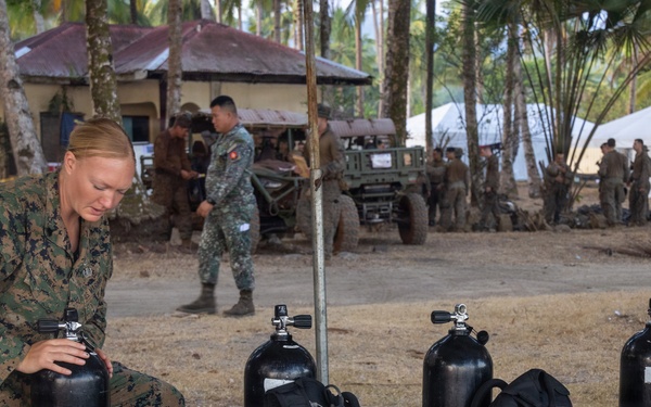 Armed Forces of the Philippines, U.S., Australia, and New Zealand conduct a Counter Landing Live-fire Event