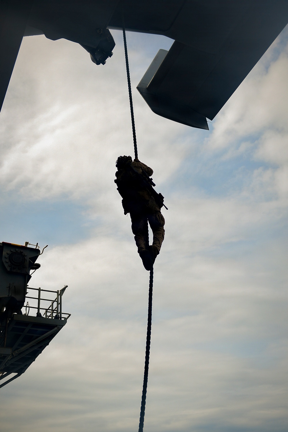 11th MEU Conducts Fast Rope Operations Aboard USS Boxer