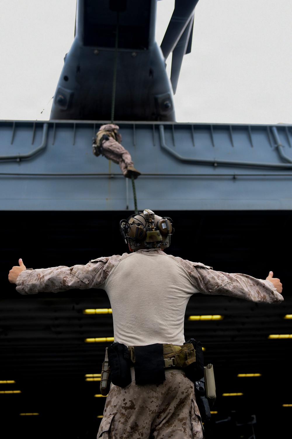 11th MEU Conducts Fast Rope Operations Aboard USS Boxer
