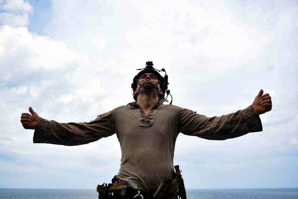 11th MEU Conducts Fast Rope Operations Aboard USS Boxer