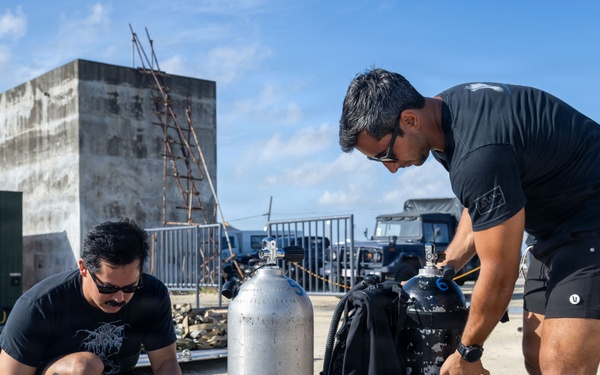 U.S. and Philippine EOD technicians conduct shore dive during BK26