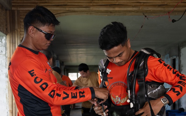 U.S. and Philippine EOD technicians conduct shore dive during BK26