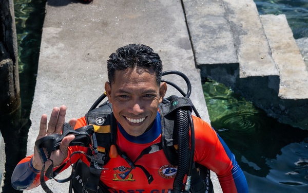 U.S. and Philippine EOD technicians conduct shore dive during BK26
