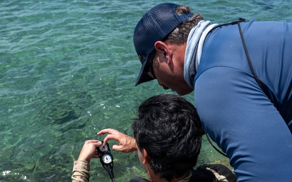 U.S. and Philippine EOD technicians conduct shore dive during BK26