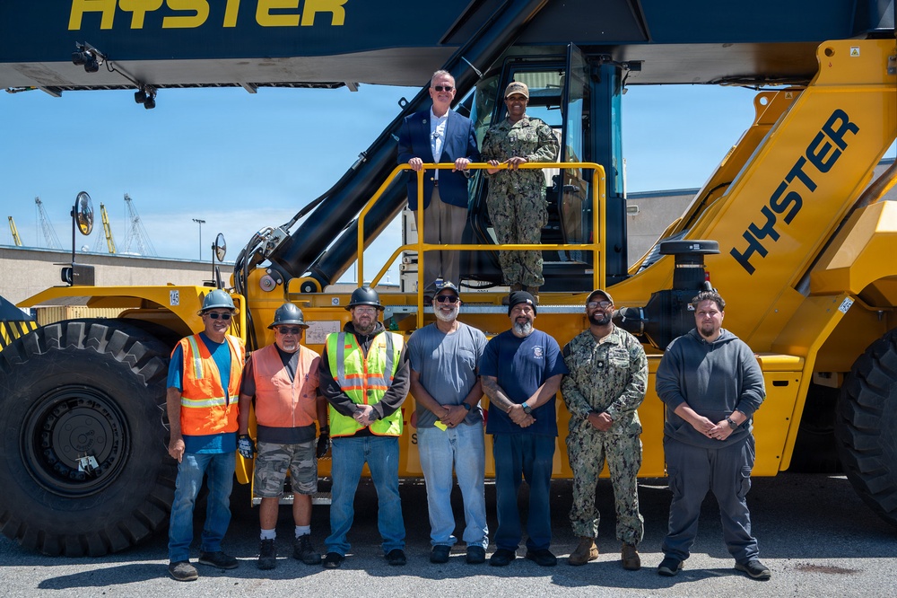 NAVSUP FLCSD Command Team Visits NBVC