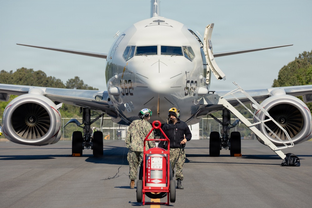 Commander, Patrol and Reconaissance Group visits VX-1