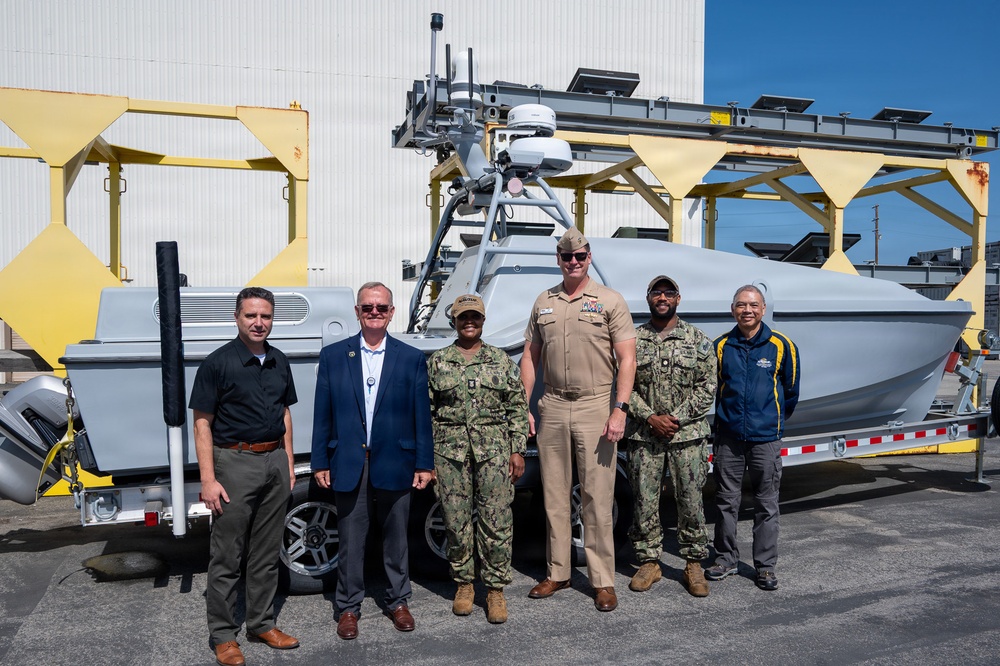 NAVSUP FLCSD Command Team Visits NBVC
