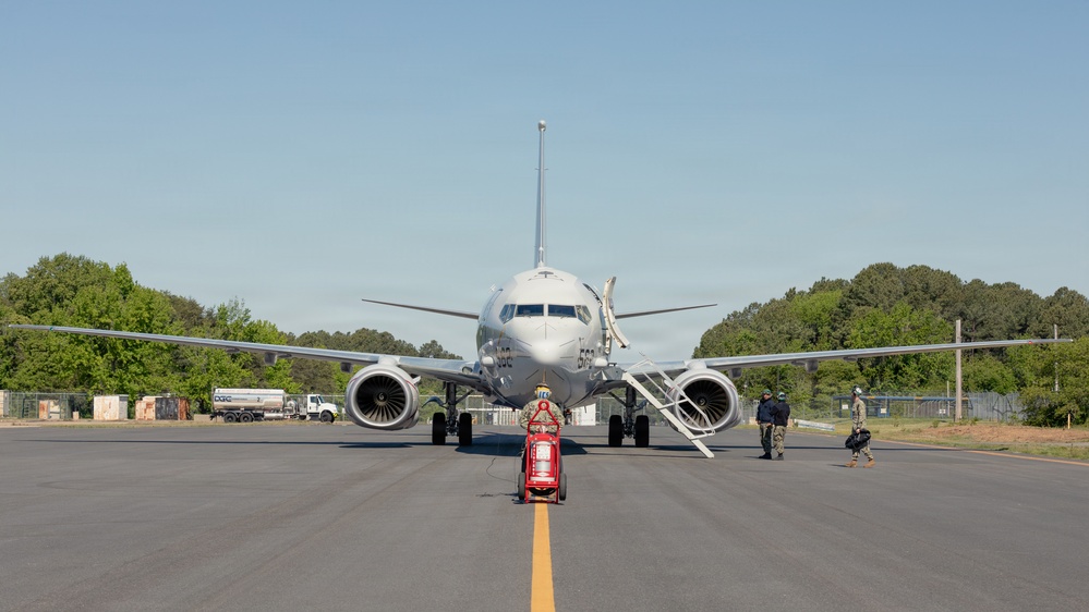 Commander, Patrol and Reconaissance Group visits VX-1