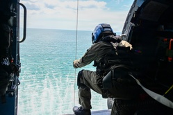 Image for the news : Coast Guard Air Station Clearwater conduct search and rescue training [Image 5 of 7]