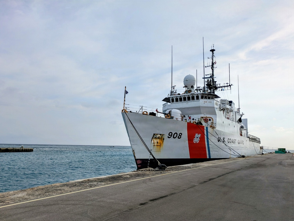 Coast Guard Cutter Tahoma conducts logistics stop in Aruba