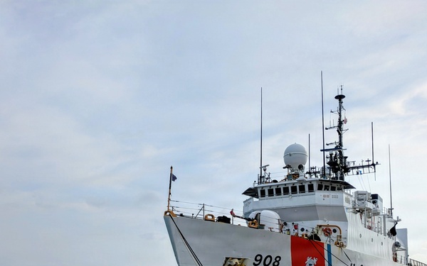 Coast Guard Cutter Tahoma conducts logistics stop in Aruba