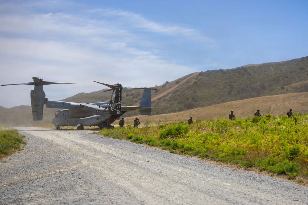 13th MEU Marines conduct a Vertical Assault Raid