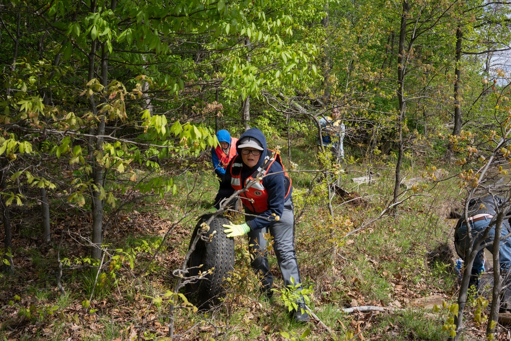 Community Volunteers Join Friends of Raystown Lake and USACE for Annual Raystown Lake Cleanup Day