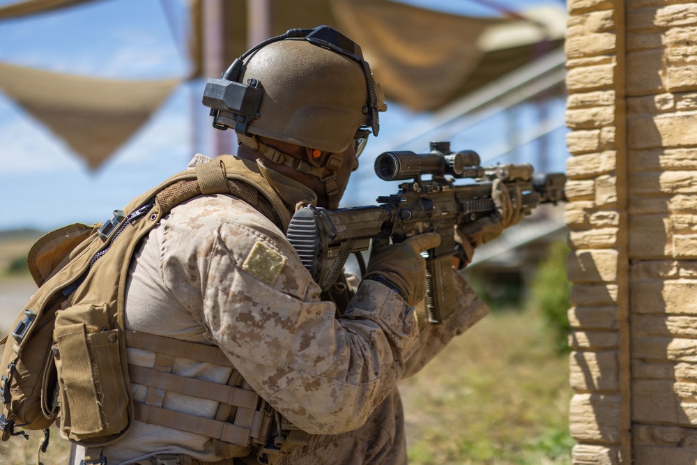 13th MEU Marines conduct a Vertical Assault Raid