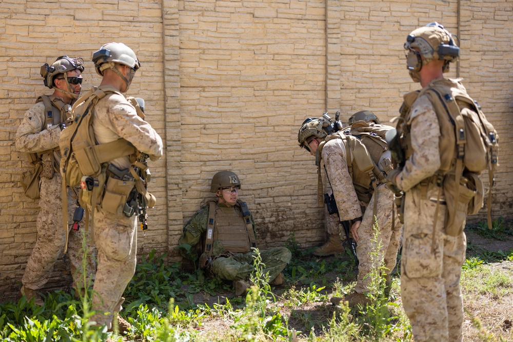13th MEU Marines conduct a Vertical Assault Raid