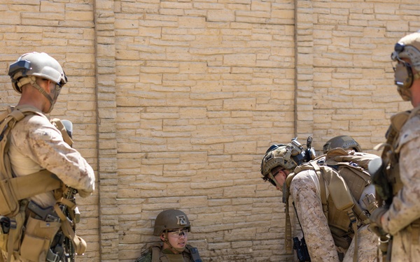 13th MEU Marines conduct a Vertical Assault Raid