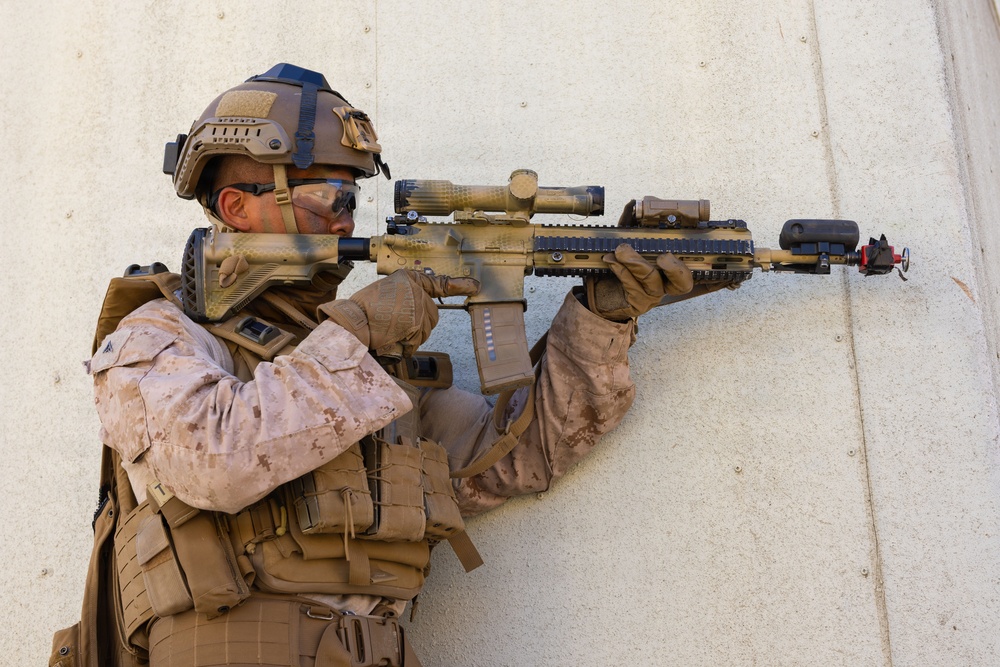 13th MEU Marines conduct a Vertical Assault Raid