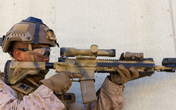 13th MEU Marines conduct a Vertical Assault Raid