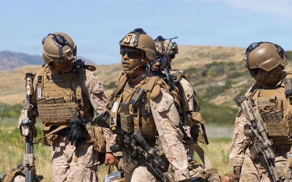 13th MEU Marines conduct a Vertical Assault Raid
