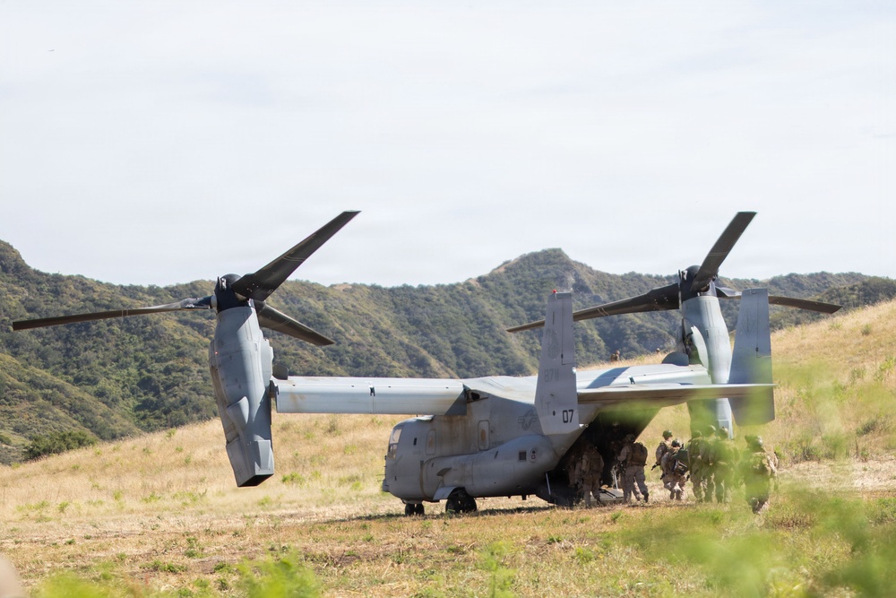 13th MEU Marines conduct a Vertical Assault Raid