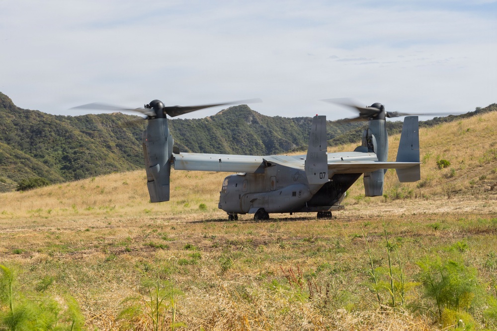13th MEU Marines conduct a Vertical Assault Raid