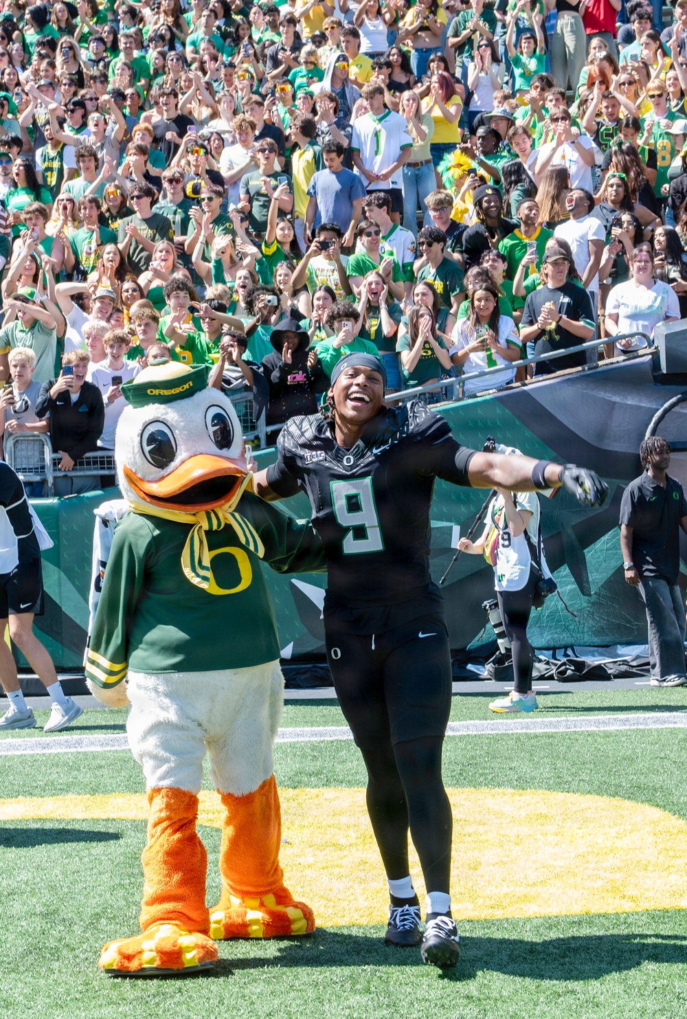Oregon National Guard salutes service at University of Oregon Spring football game