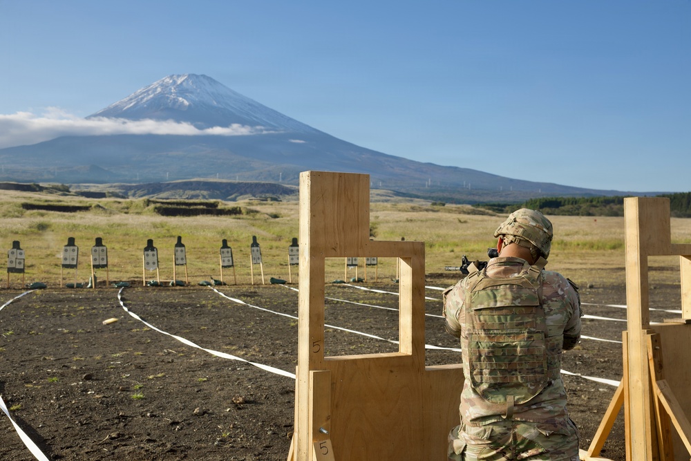 Soldiers Qualify on M4 at Camp Fuji
