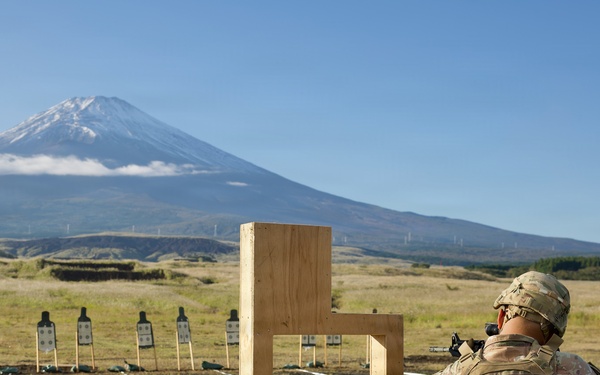 Soldiers Qualify on M4 at Camp Fuji