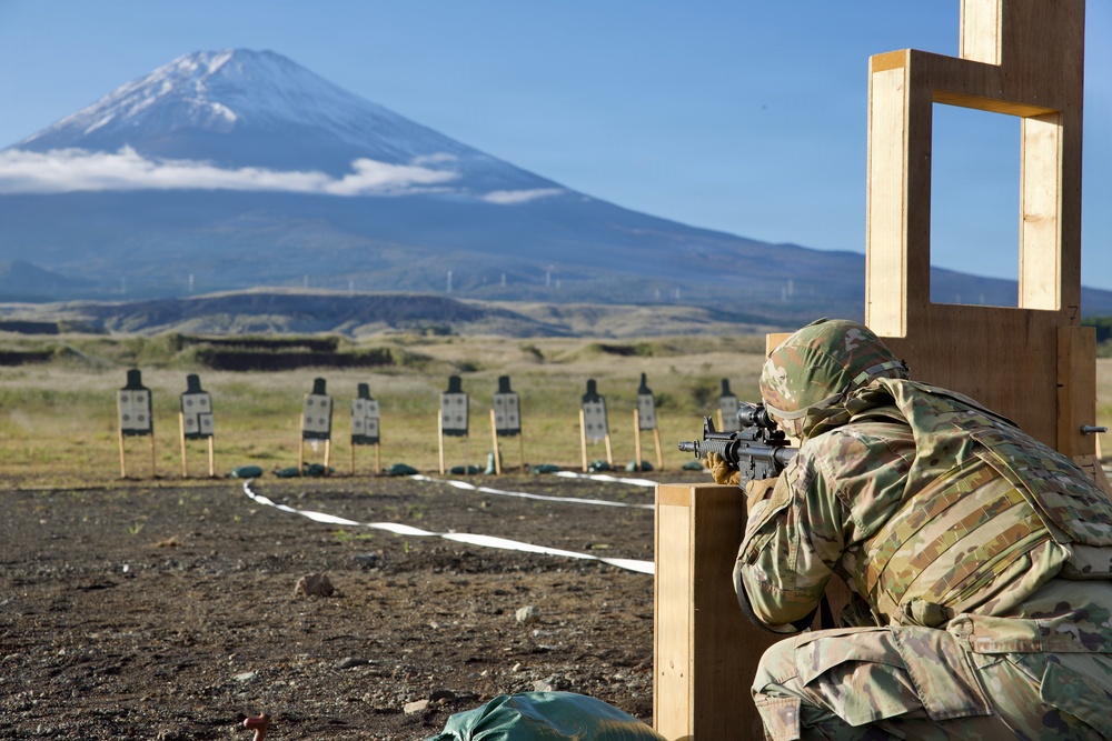 Soldiers Qualify on M4 at Camp Fuji