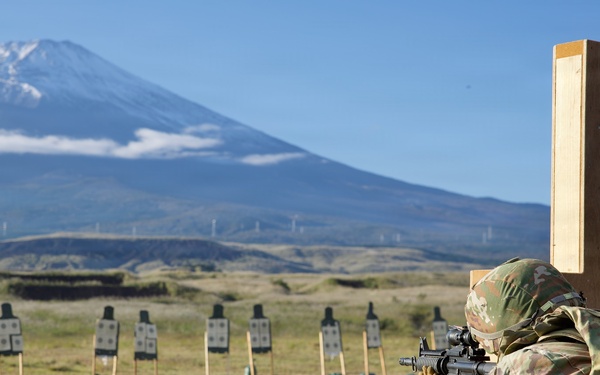 Soldiers Qualify on M4 at Camp Fuji