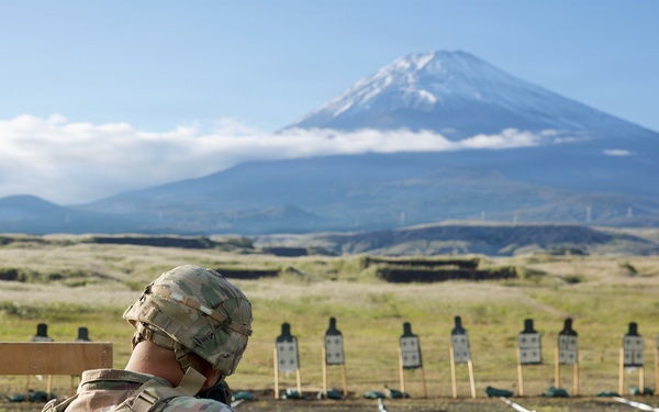 Soldiers Qualify on M4 at Camp Fuji