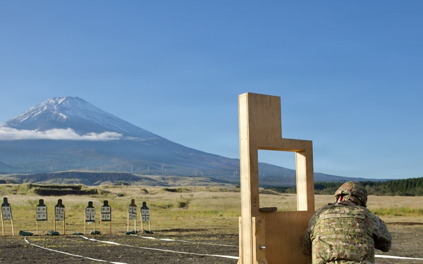 Soldiers Qualify on M4 at Camp Fuji