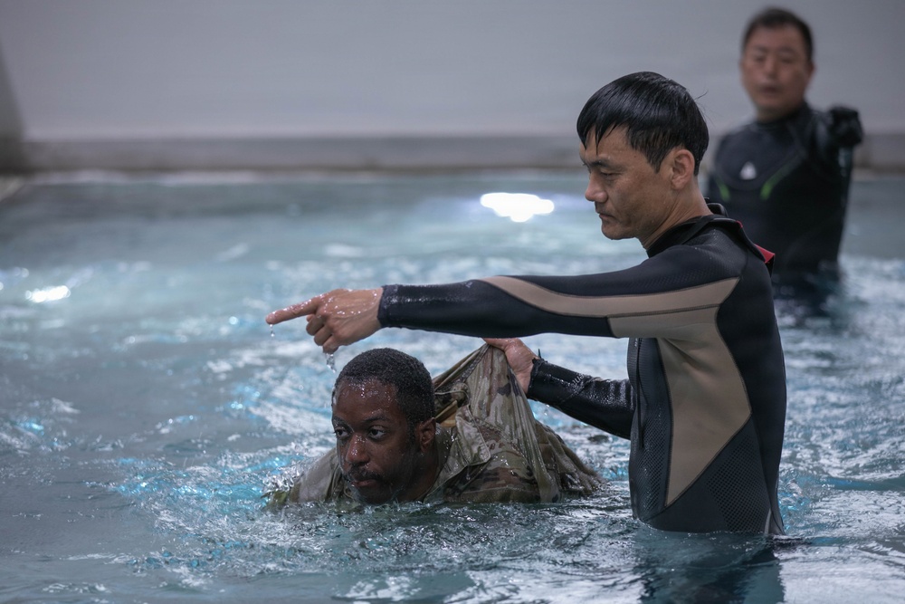 3rd Military Intelligence Battalion, 501st Brigade and 296th Republic of Korea Air Force Squadron, Black Bats, Participate in Water Survival Training