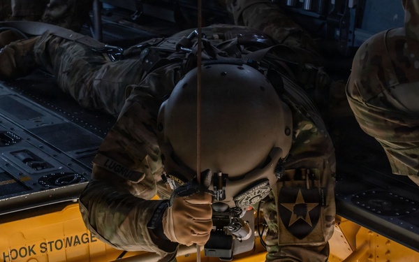 3-2 GSAB Soldiers Conduct CH-47 Chinook Hoist Operations