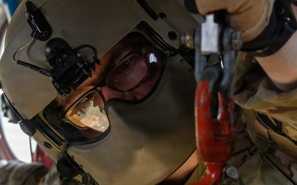 3-2 GSAB Soldiers Conduct CH-47 Chinook Hoist Operations