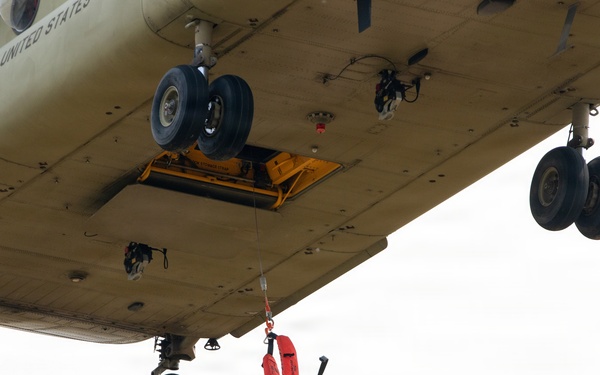 3-2 GSAB Soldiers Conduct CH-47 Chinook Hoist Operations