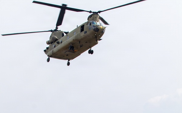3-2 GSAB Soldiers Conduct CH-47 Chinook Hoist Operations