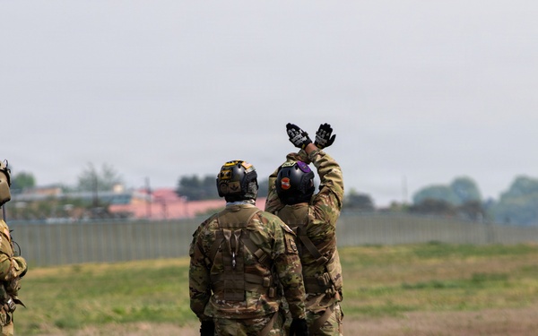 3-2 GSAB Soldiers Conduct CH-47 Chinook Hoist Operations