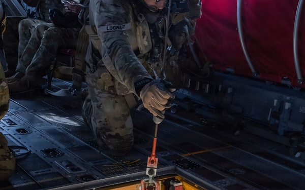 3-2 GSAB Soldiers Conduct CH-47 Chinook Hoist Operations
