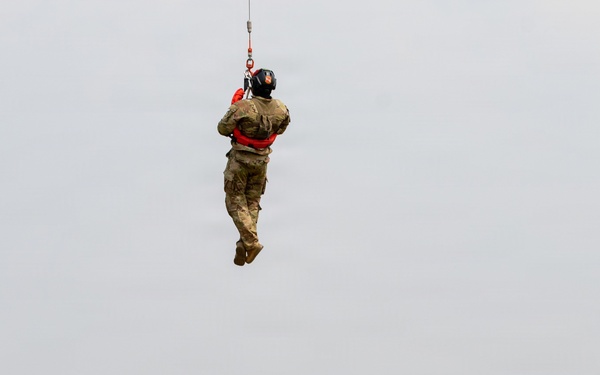 3-2 GSAB Soldiers Conduct CH-47 Chinook Hoist Operations