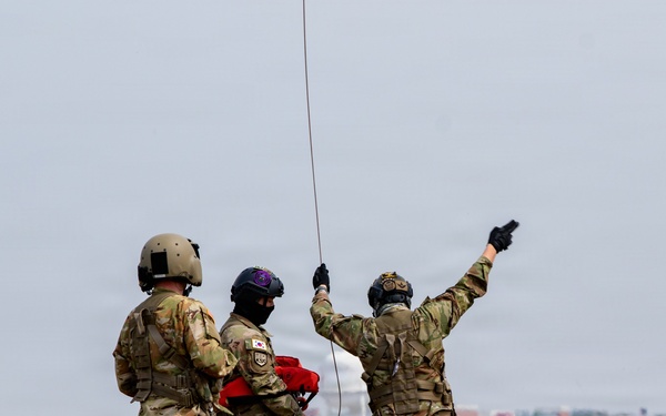 3-2 GSAB Soldiers Conduct CH-47 Chinook Hoist Operations