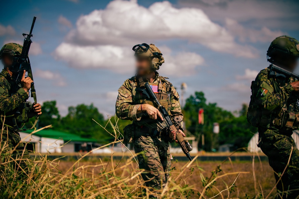 Balikatan 2026: Green Berets, Philippine special operators conduct cold loading training for an air assault mission