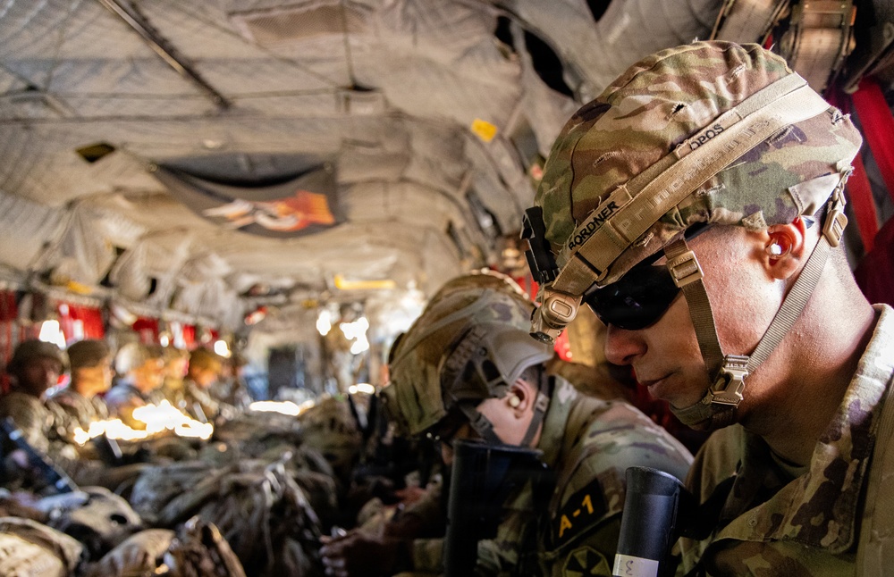 Eighth Army Soldier flies in CH-47 Chinook during Best Squad Competition