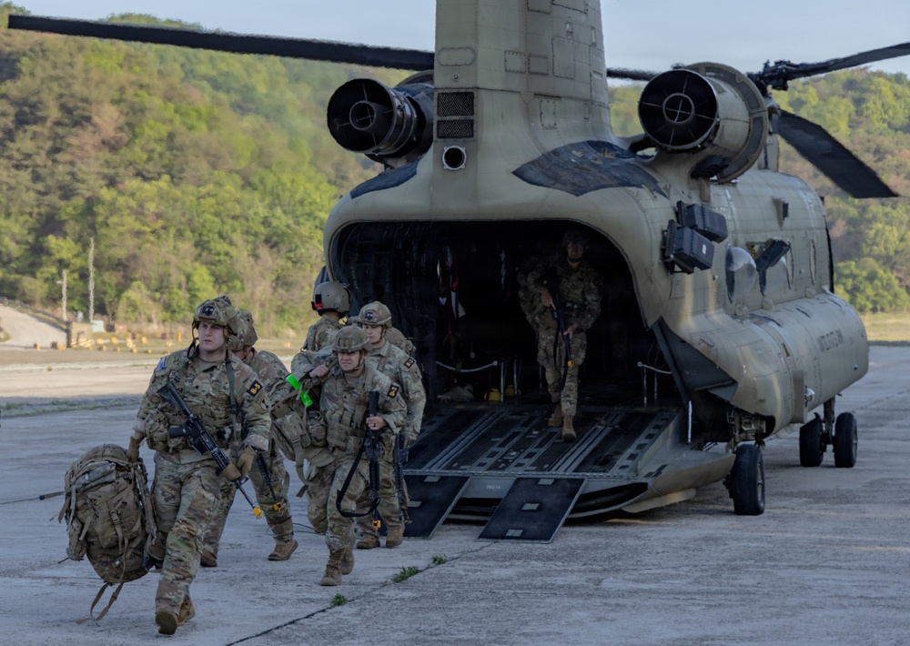 Eighth Army Soldier Depart from CH-47 Chinook during Best Squad Competition