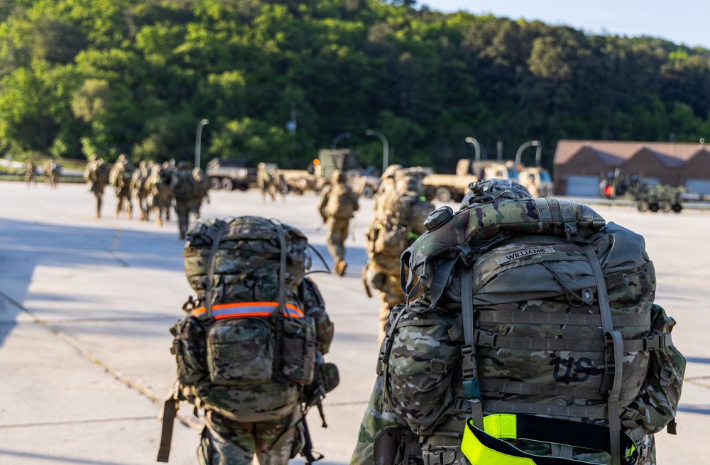 Soldiers tackle a Ruck March during Best Squad competition